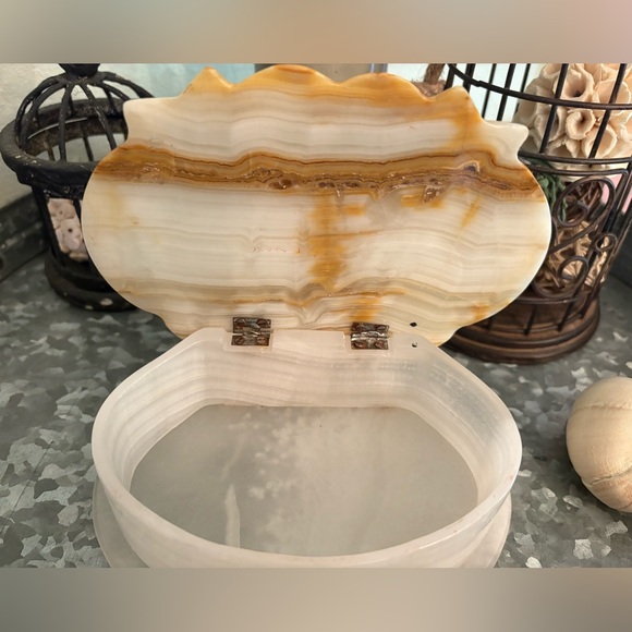 Vintage Onyx Seashell Keepsake Box - Picture 4 of 9